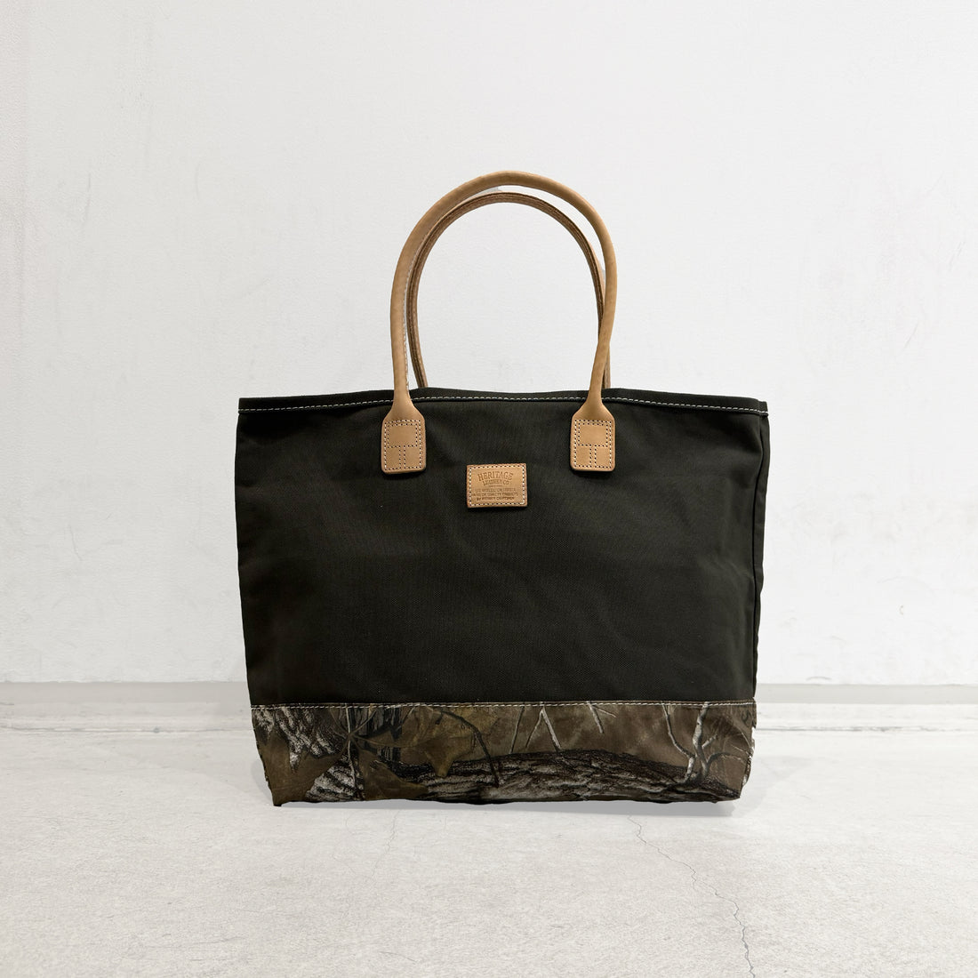 【HERITAGE LEATHER × AT.1011】Day Tote Bag / Olive × Real Tree Camo