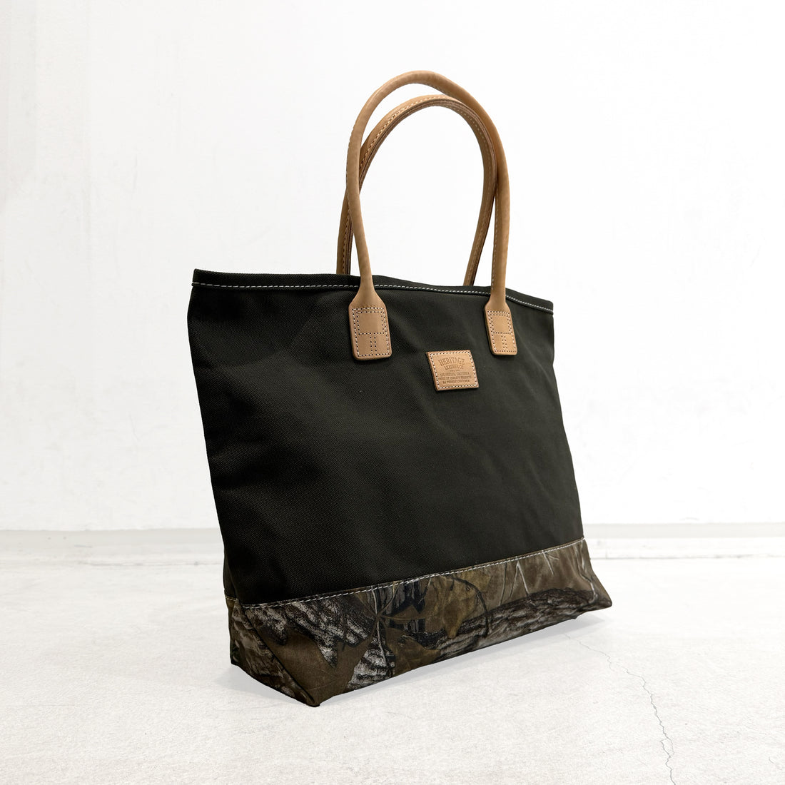 【HERITAGE LEATHER × AT.1011】Day Tote Bag / Olive × Real Tree Camo