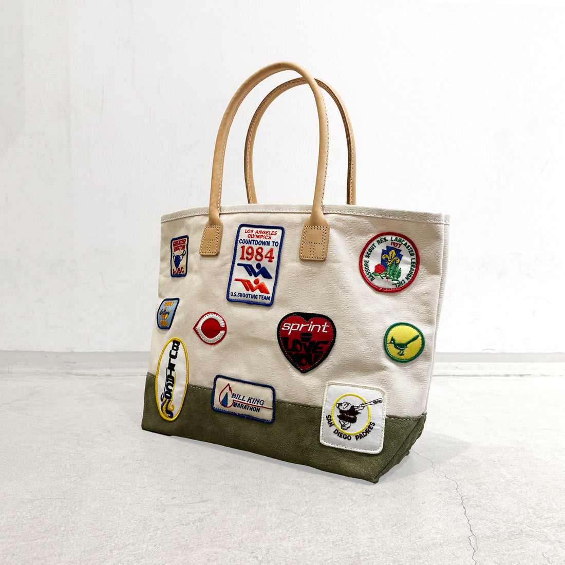 【HERITAGE LEATHER × AT.1011】Vintage Patches Day Tote / Natural × Olive Suede