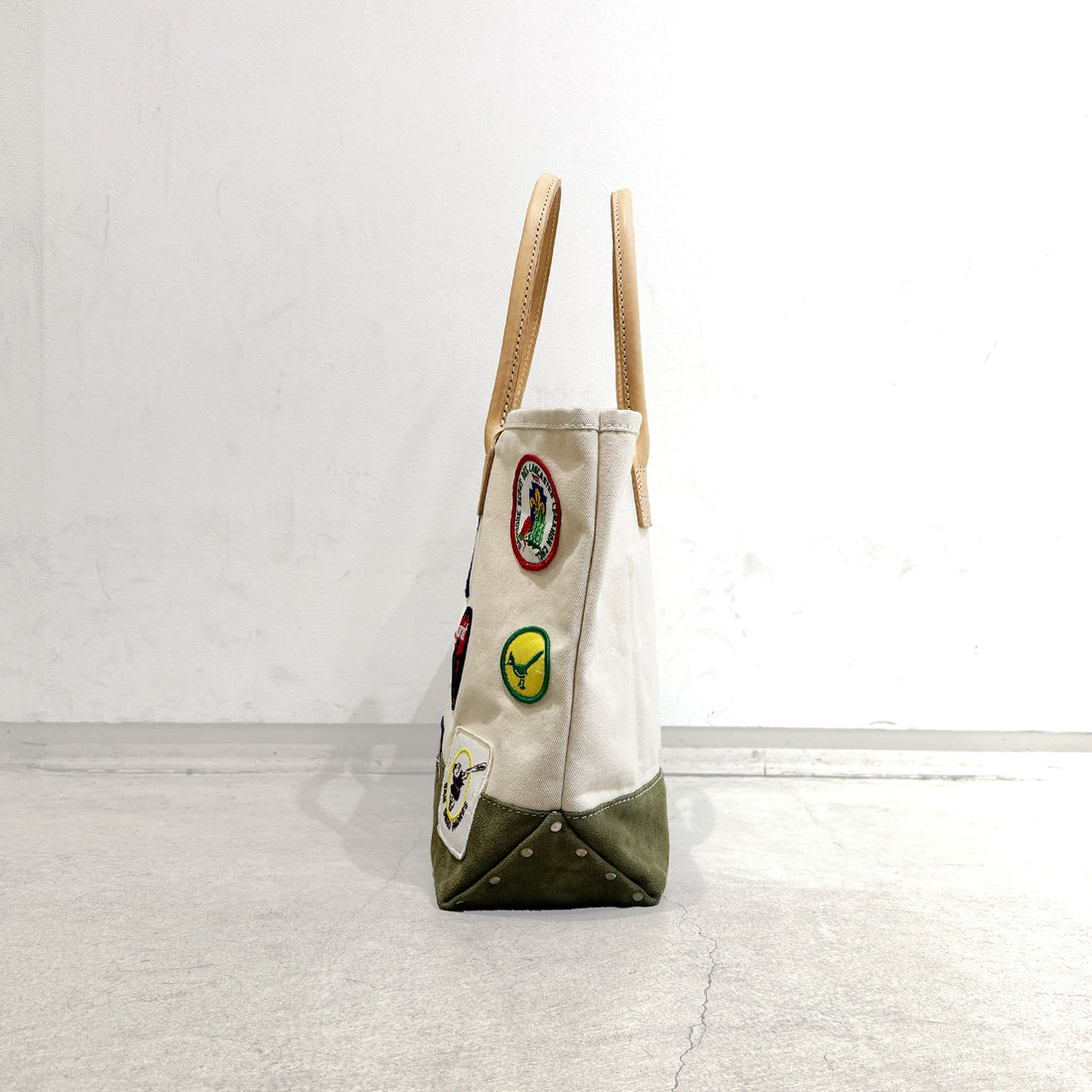 【HERITAGE LEATHER × AT.1011】Vintage Patches Day Tote / Natural × Olive Suede
