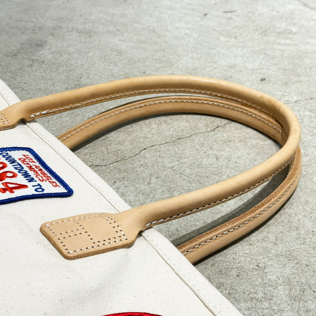 【HERITAGE LEATHER × AT.1011】Vintage Patches Day Tote / Natural × Olive Suede
