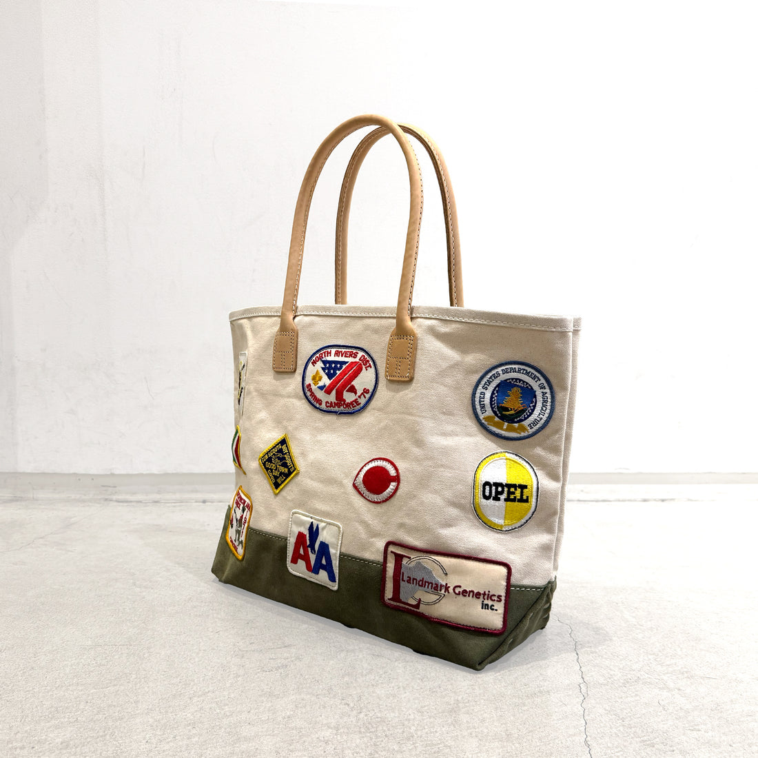 【HERITAGE LEATHER × AT.1011】Vintage Patches Day Tote / Natural × Olive Suede