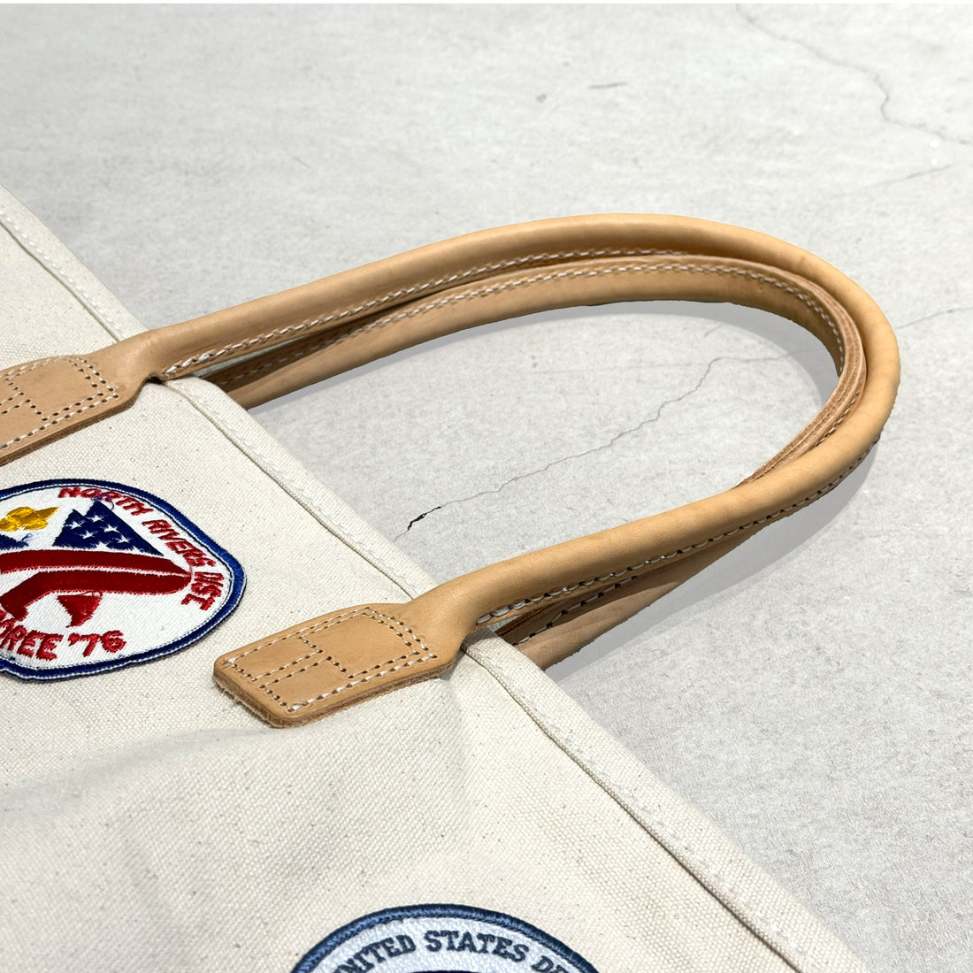 【HERITAGE LEATHER × AT.1011】Vintage Patches Day Tote / Natural × Olive Suede