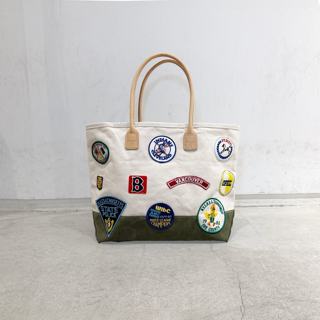 【HERITAGE LEATHER × AT.1011】Vintage Patches Day Tote / Natural × Olive Suede