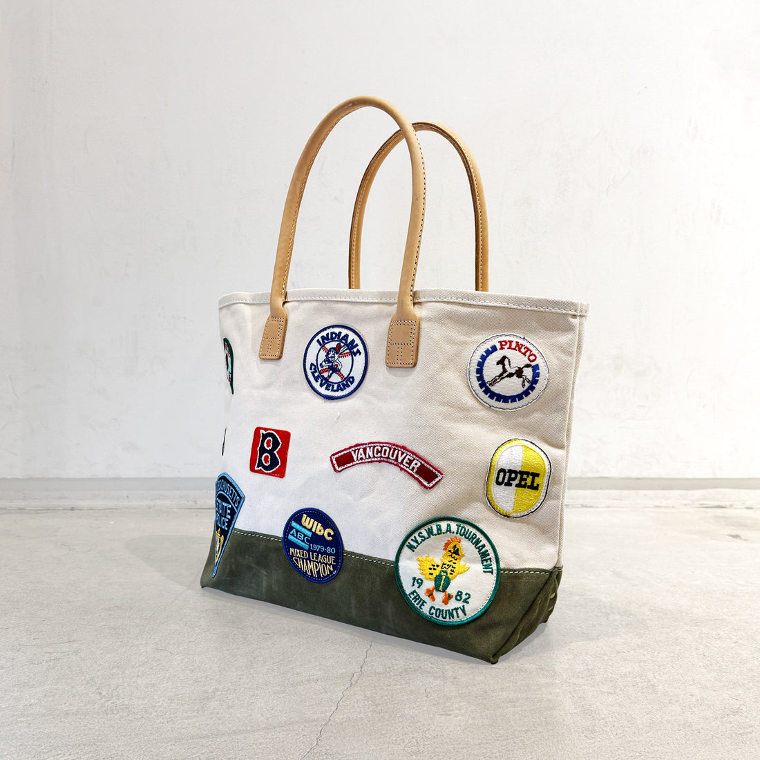【HERITAGE LEATHER × AT.1011】Vintage Patches Day Tote / Natural × Olive Suede