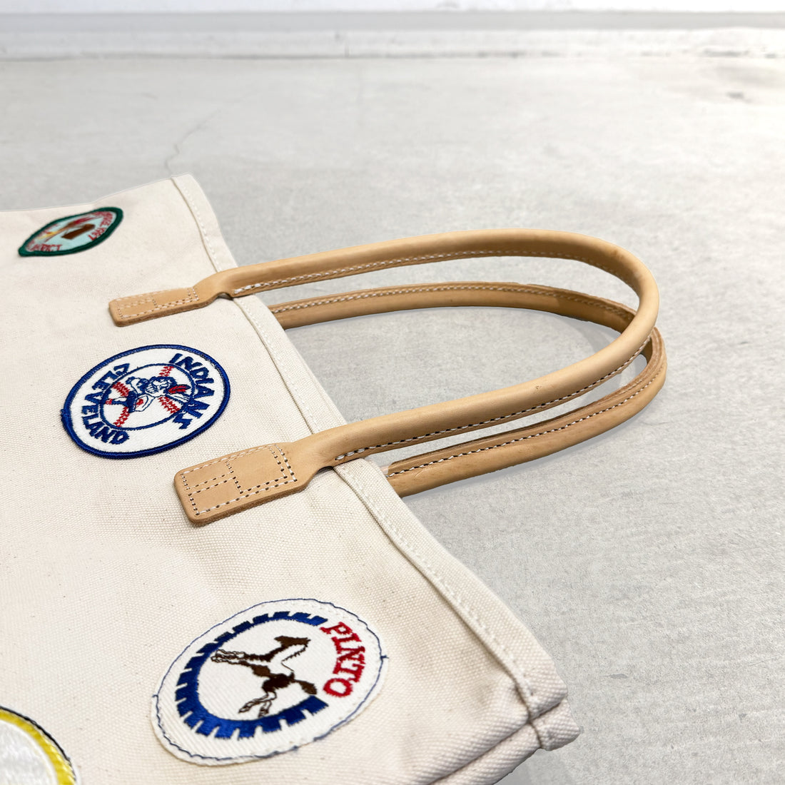 【HERITAGE LEATHER × AT.1011】Vintage Patches Day Tote / Natural × Olive Suede