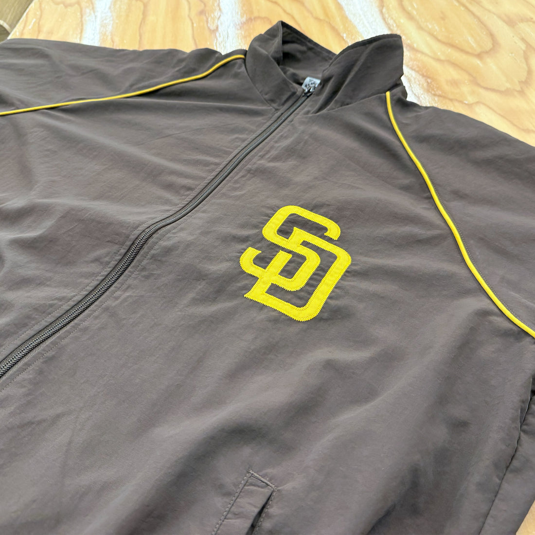 【Fanatics】MLB パドレス ナイロンジャケット ブラウン